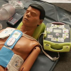 Дефибриллятор AED Plus фирмы ZOLL Репортаж РМС-Экспо с медицинской выставки «Кардиология 2006»