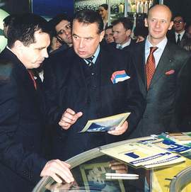 Министр Здравоохранения РФ Ю.Л. Шевченко и директор Московского Эндокринного Завода Ю.Ф. Дощицын - АПТЕКА 2002 - Репортаж РМС-Экспо