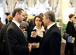 Президент компании НИКОМЕД Россия-СНГ Йостейн Дэвидсен, академик РАМН И.И. Дедов и И. Р. Федак - врач эндокринолог, менеджер по эндокринологии компании НИКОМЕД - Специальный репортаж РМС-Экспо